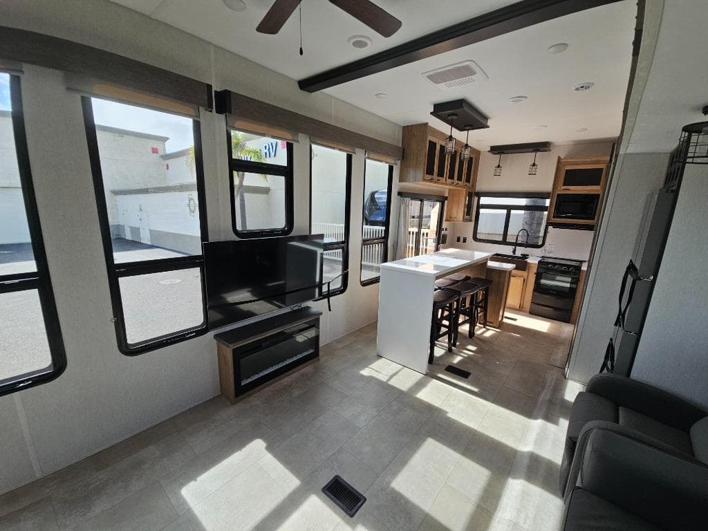 2024 Forest River 2024 Forest River Cherokee Timberwolf Black Label - thumbnail 9