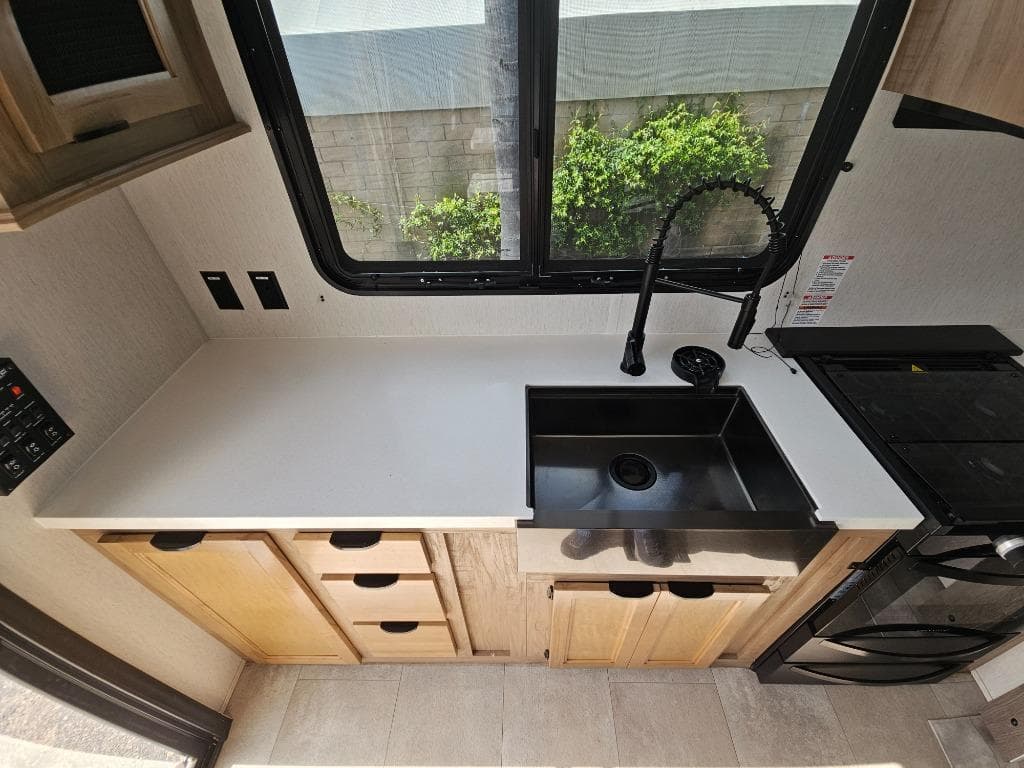 2024 Forest River 2024 Forest River Cherokee Timberwolf Black Label - thumbnail 19