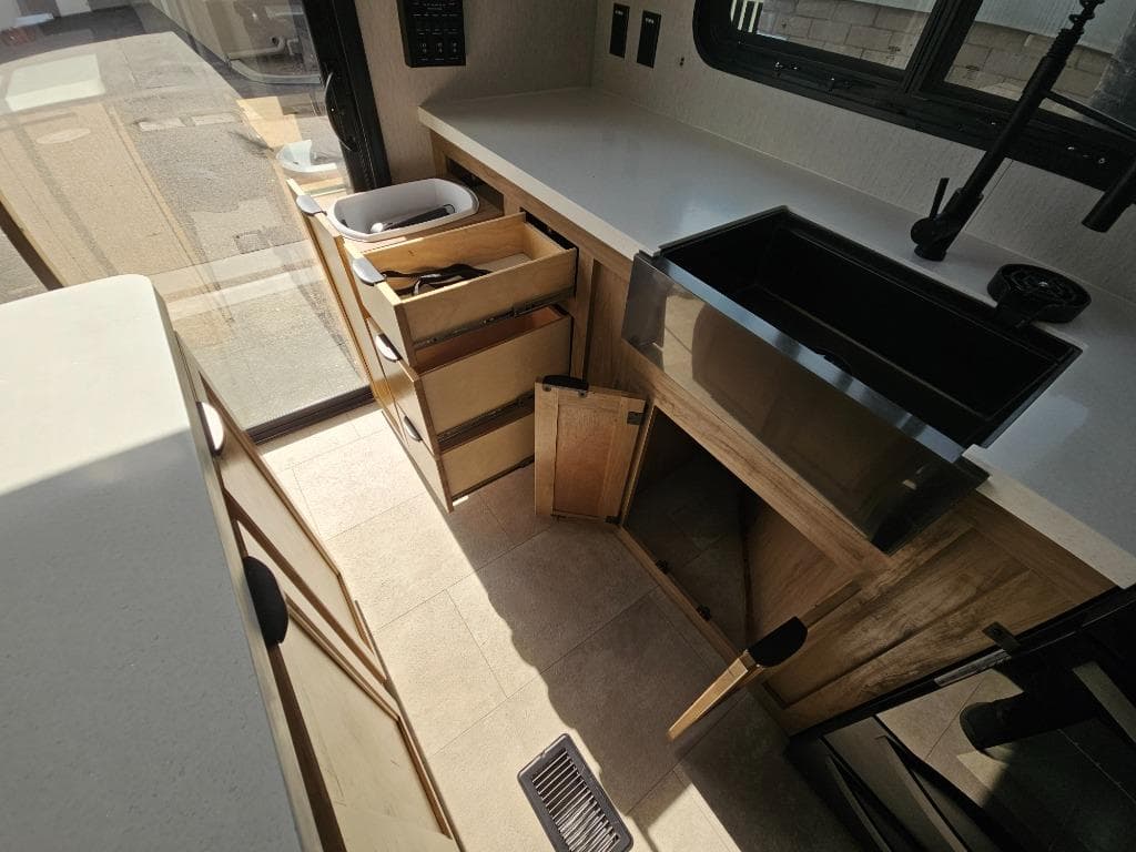 2024 Forest River 2024 Forest River Cherokee Timberwolf Black Label - thumbnail 20