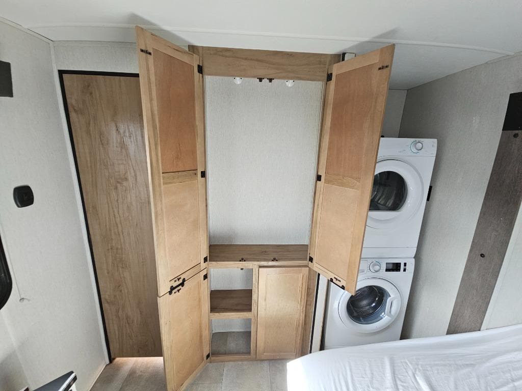 2024 Forest River 2024 Forest River Cherokee Timberwolf Black Label - thumbnail 35