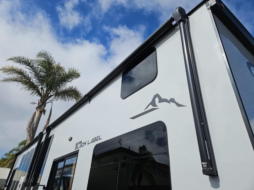 2024 Forest River 2024 Forest River Cherokee Timberwolf Black Label - thumbnail 38