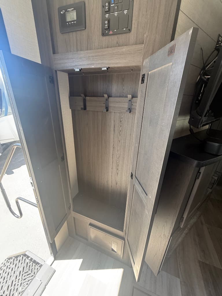 2026 Venture RV 2026 Venture RV SportTrek - thumbnail 10