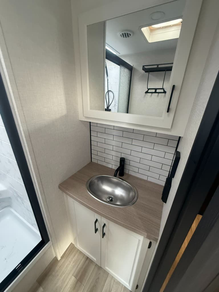 2026 Venture RV 2026 Venture RV SportTrek Touring Edition - thumbnail 14