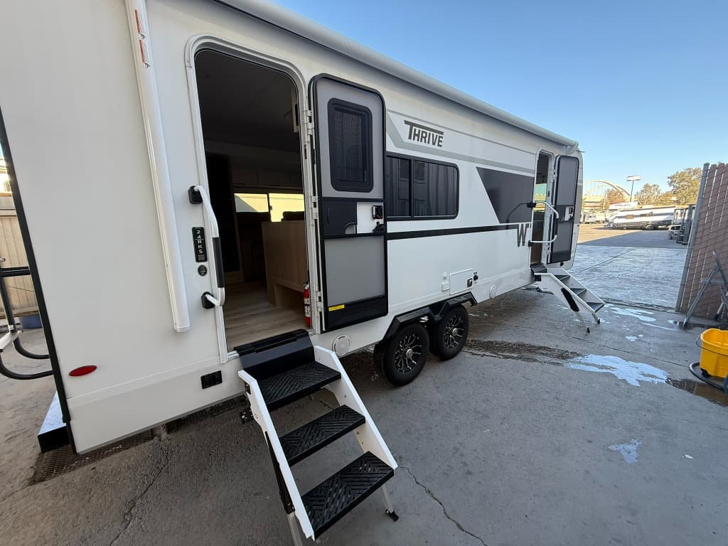 2026 Winnebago 2026 Winnebago Thrive - thumbnail 4
