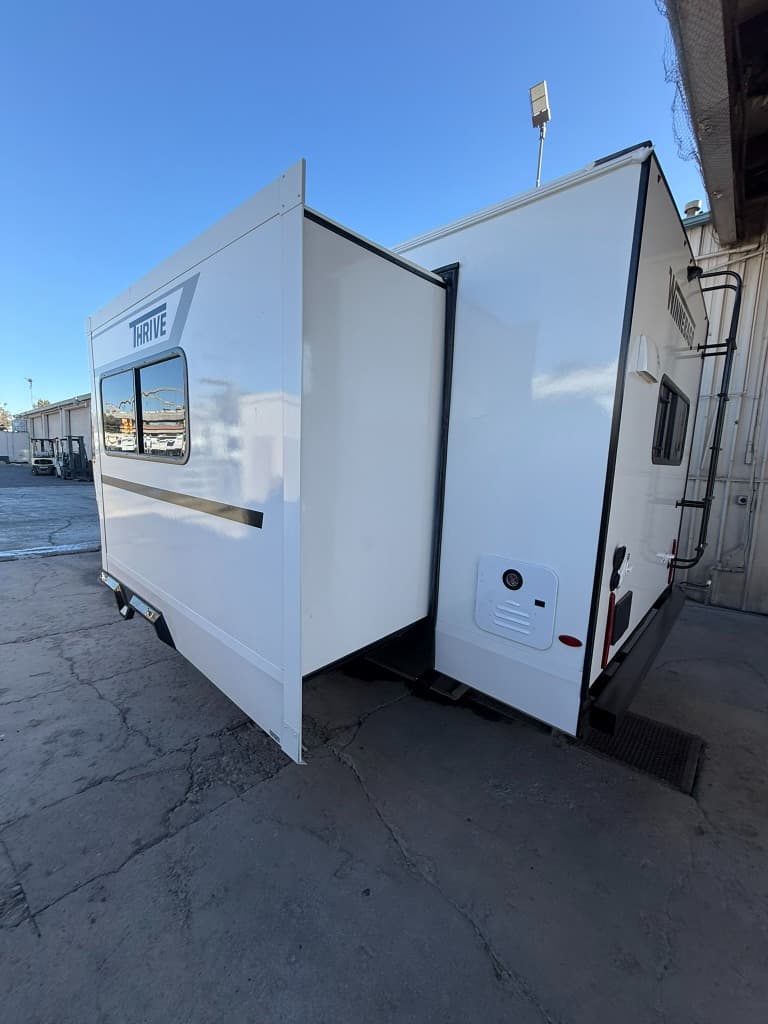 2026 Winnebago 2026 Winnebago Thrive - thumbnail 6