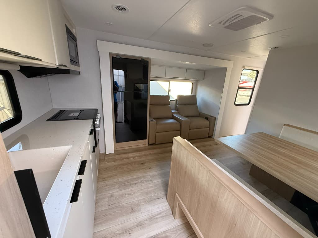 2026 Winnebago 2026 Winnebago Thrive - thumbnail 9