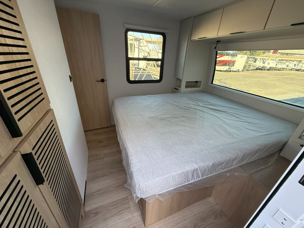 2026 Winnebago 2026 Winnebago Thrive - thumbnail 18