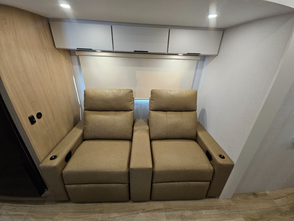 2026 Winnebago 2026 Winnebago Thrive - thumbnail 25