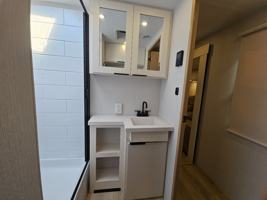 2026 Winnebago 2026 Winnebago Thrive - thumbnail 33