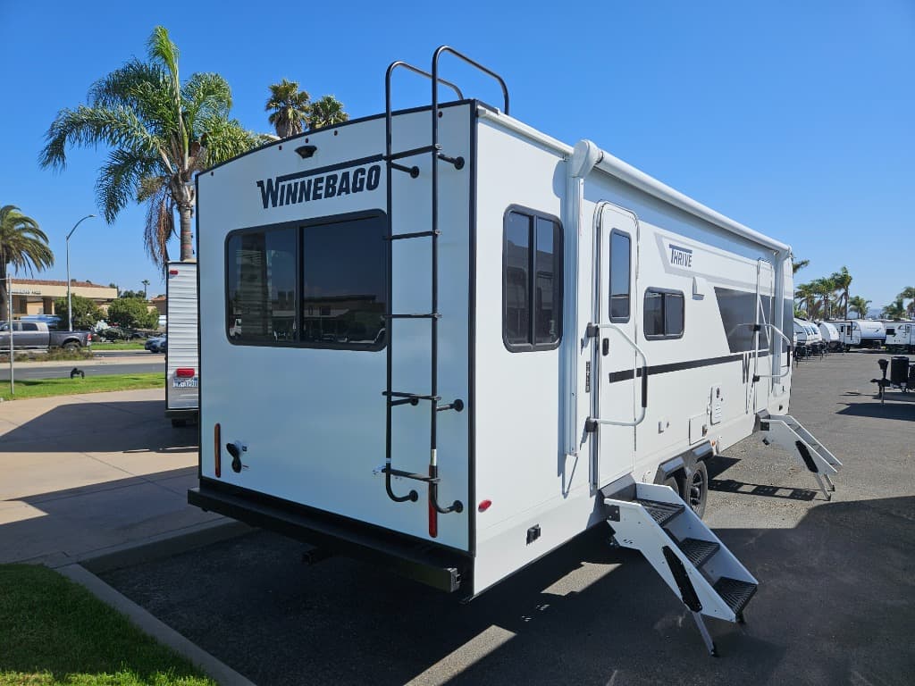 2026 Winnebago 2026 Winnebago Thrive - thumbnail 3
