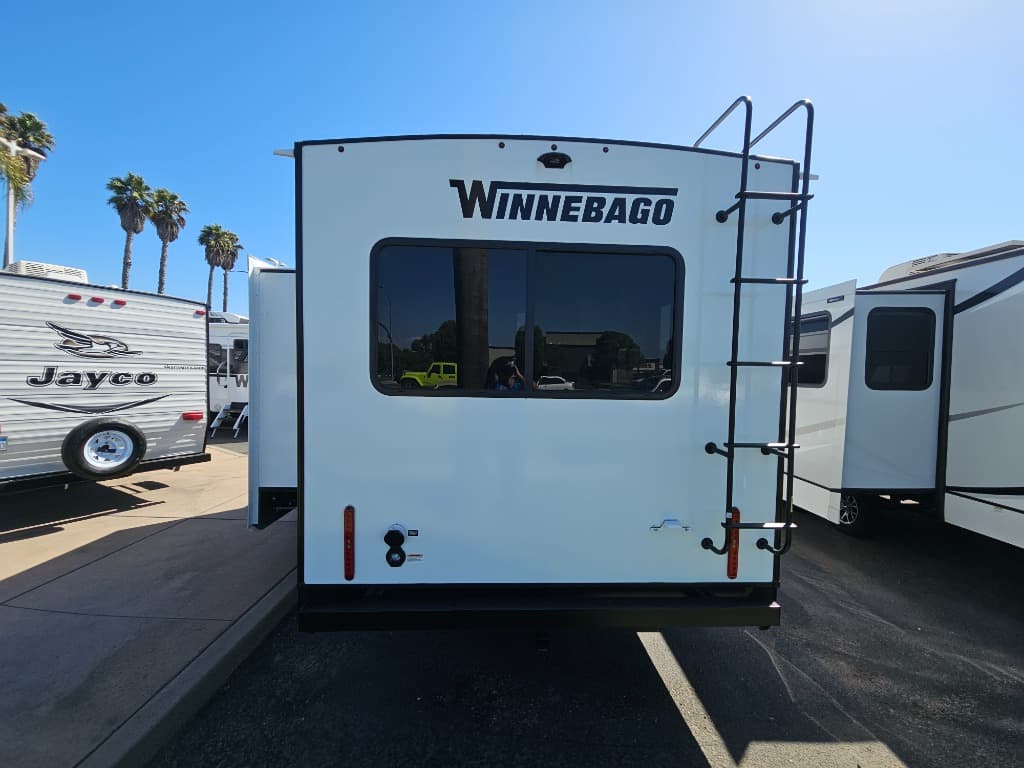 2026 Winnebago 2026 Winnebago Thrive - thumbnail 4