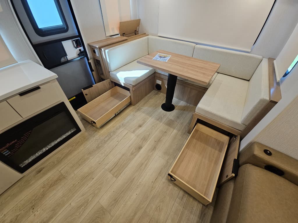 2026 Winnebago 2026 Winnebago Thrive - thumbnail 23