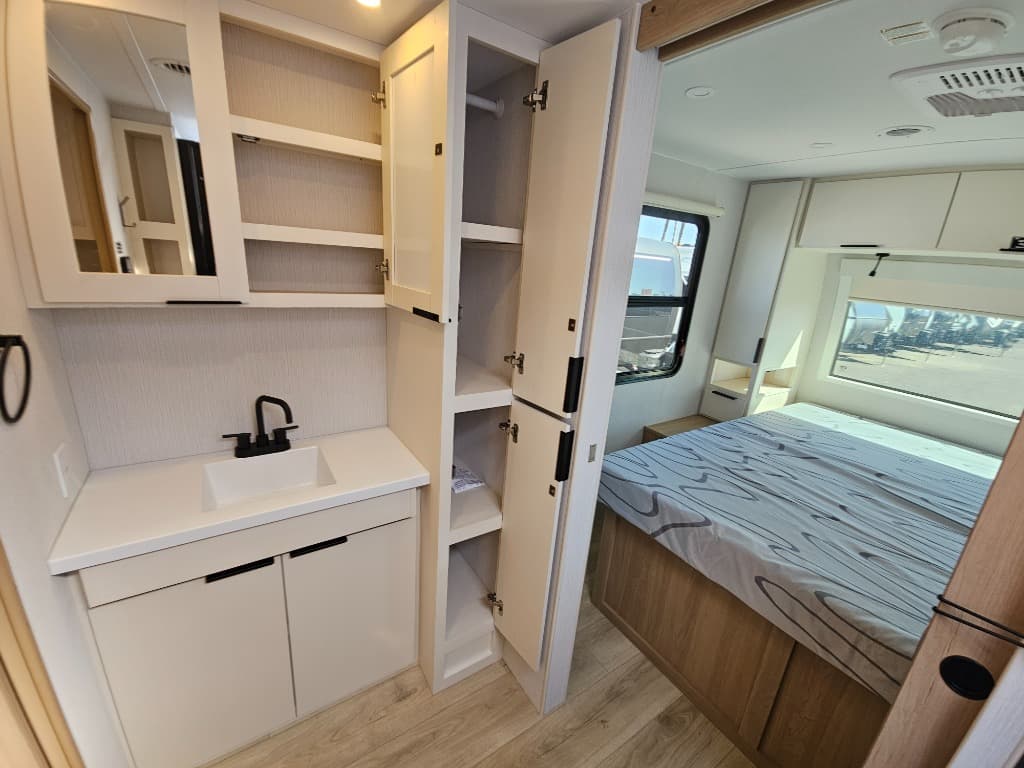 2026 Winnebago 2026 Winnebago Thrive - thumbnail 51