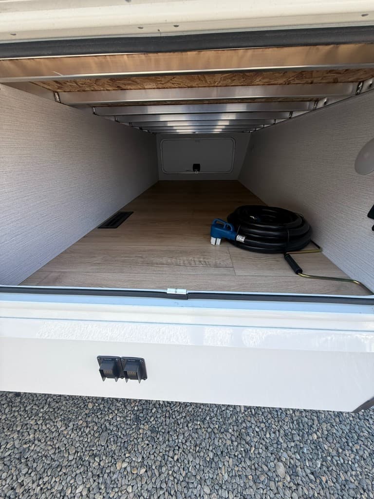 2026 Winnebago 2026 Winnebago Thrive - thumbnail 6