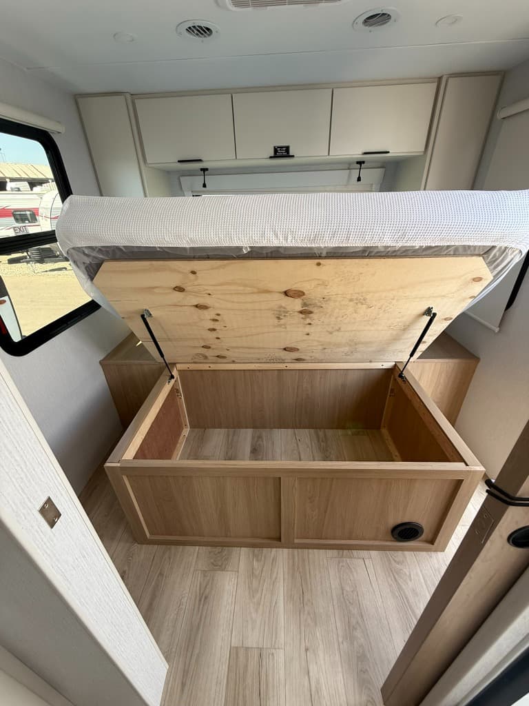 2026 Winnebago 2026 Winnebago Thrive - thumbnail 8