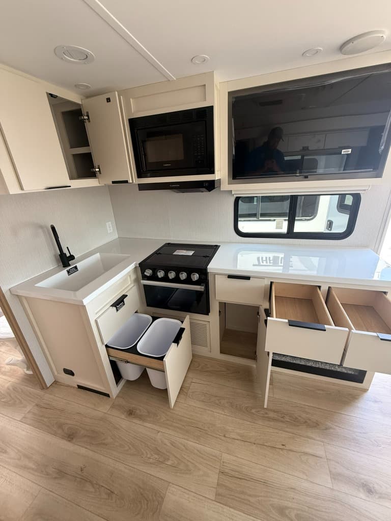 2026 Winnebago 2026 Winnebago Thrive - thumbnail 10