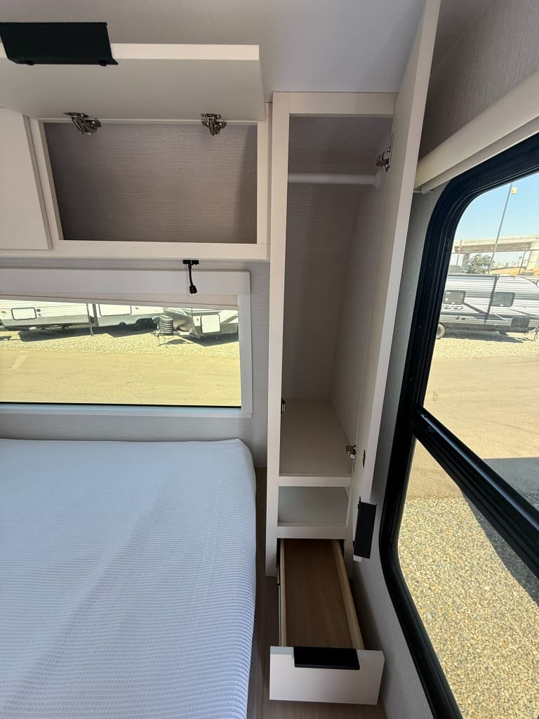 2026 Winnebago 2026 Winnebago Thrive - thumbnail 12