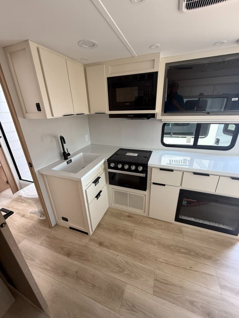 2026 Winnebago 2026 Winnebago Thrive - thumbnail 15