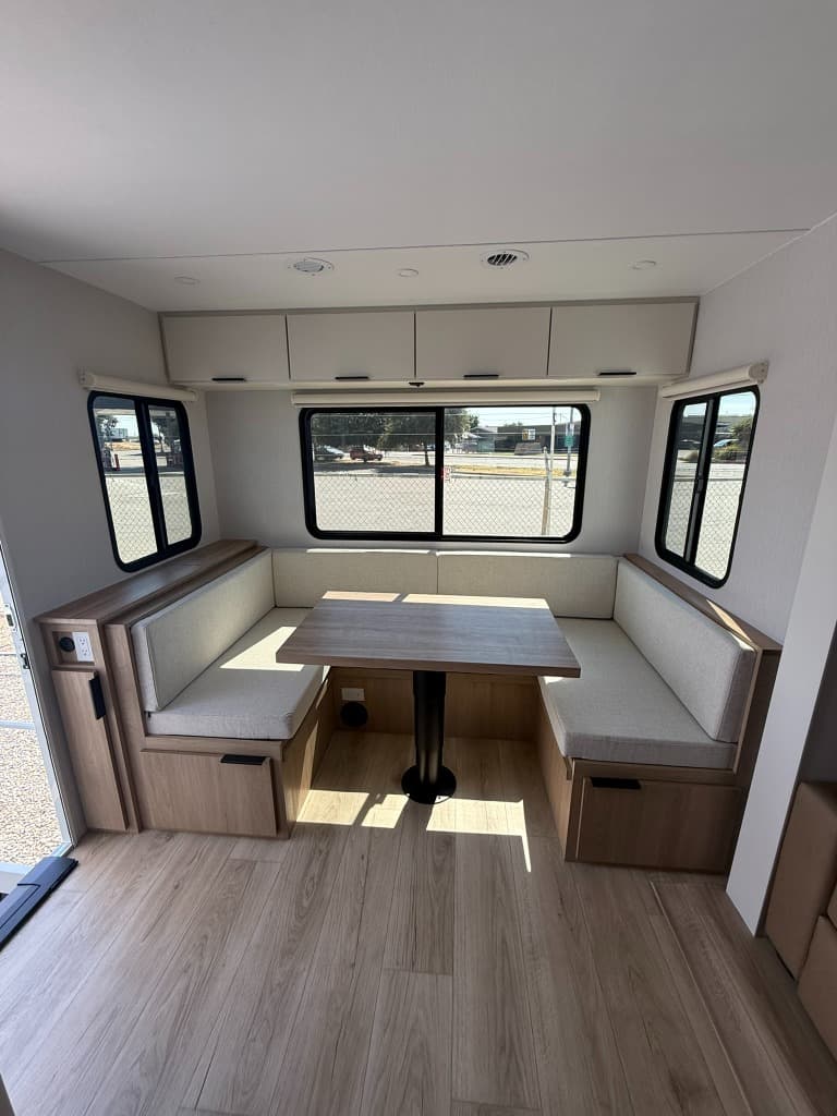 2026 Winnebago 2026 Winnebago Thrive - thumbnail 17