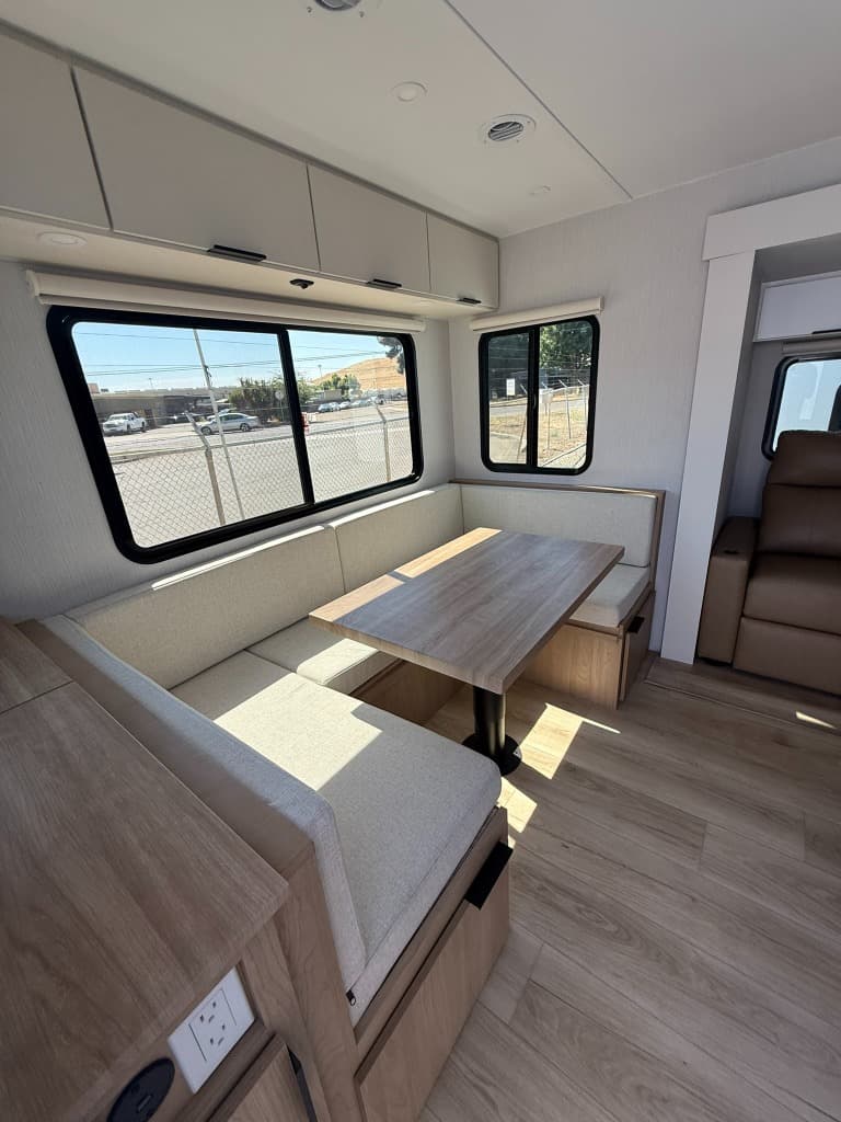 2026 Winnebago 2026 Winnebago Thrive - thumbnail 18