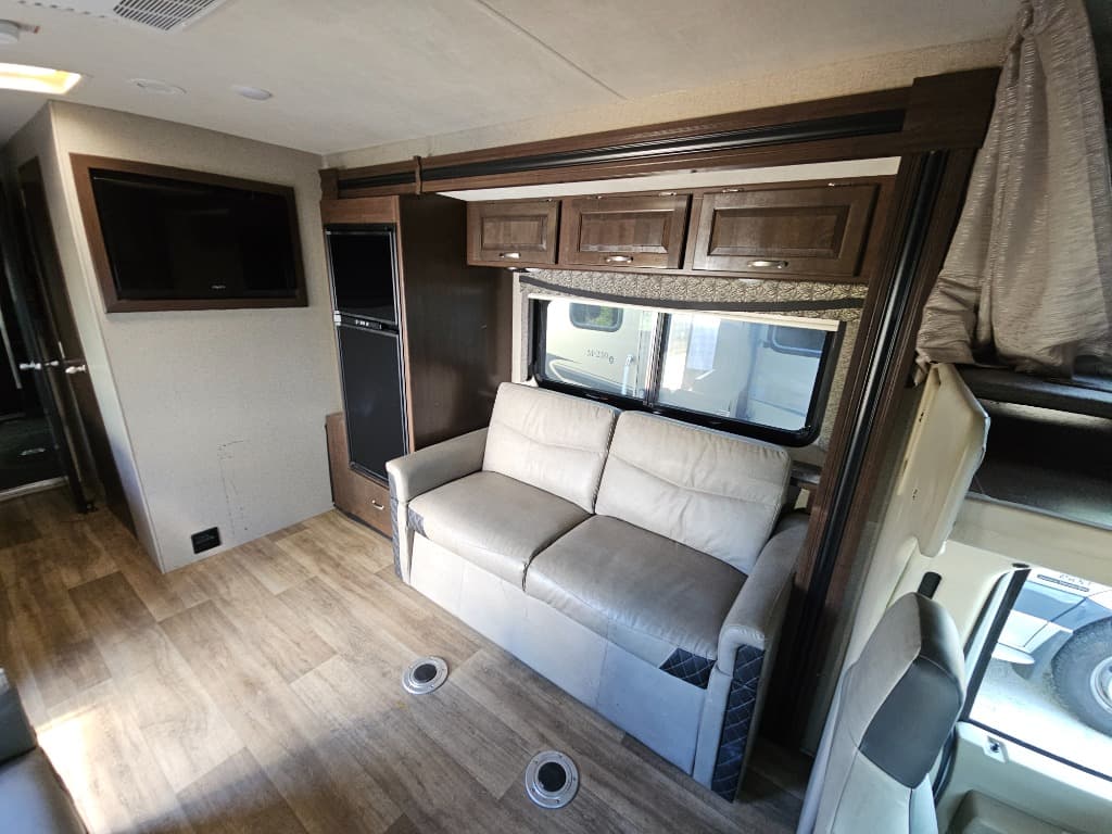 2019 Thor Motor Coach 2019 Thor Motor Coach Outlaw - thumbnail 4