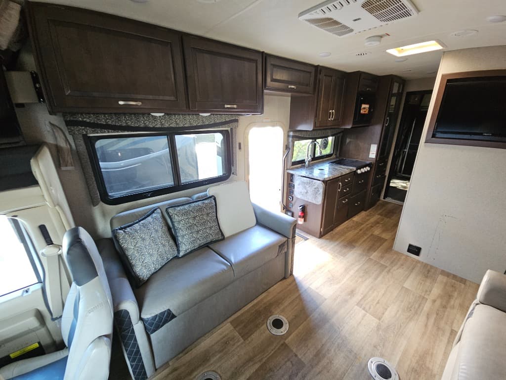 2019 Thor Motor Coach 2019 Thor Motor Coach Outlaw - thumbnail 5