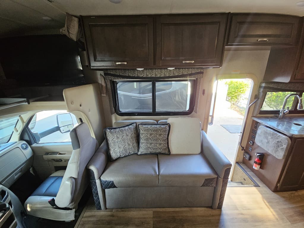 2019 Thor Motor Coach 2019 Thor Motor Coach Outlaw - thumbnail 11