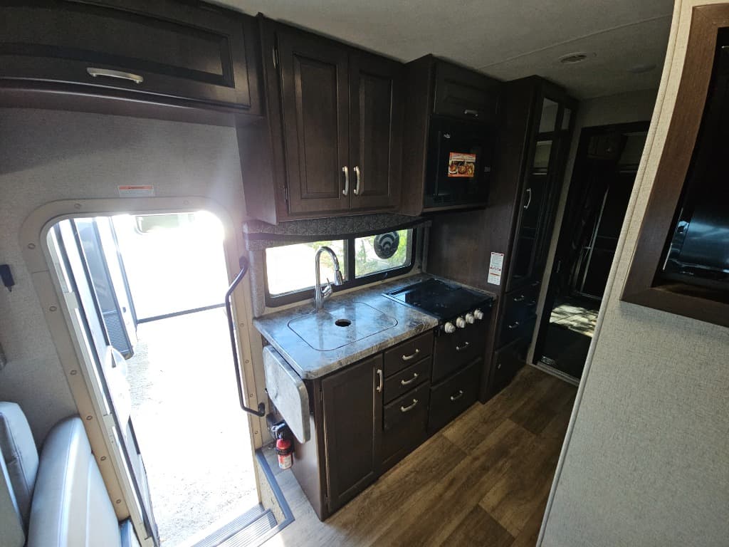 2019 Thor Motor Coach 2019 Thor Motor Coach Outlaw - thumbnail 13