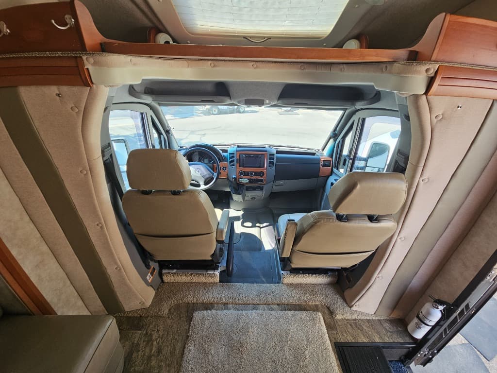 2011 Winnebago 2011 Winnebago View Profile - thumbnail 27