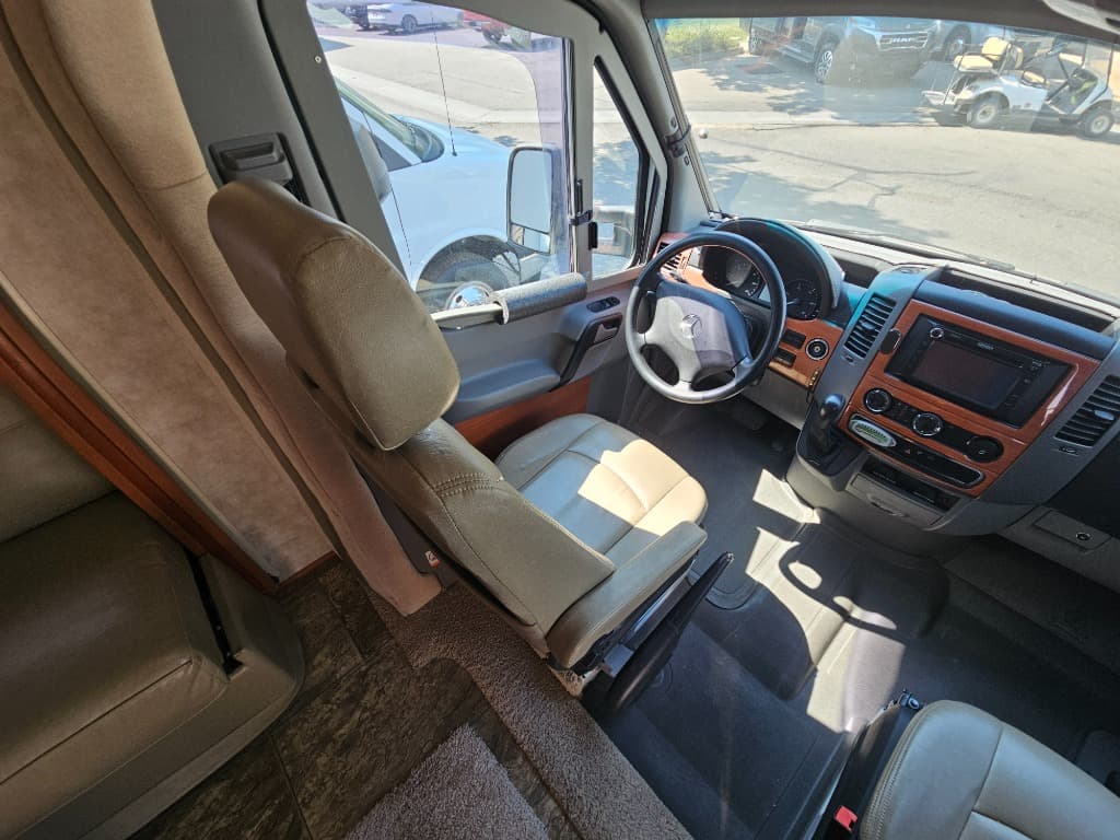 2011 Winnebago 2011 Winnebago View Profile - thumbnail 28