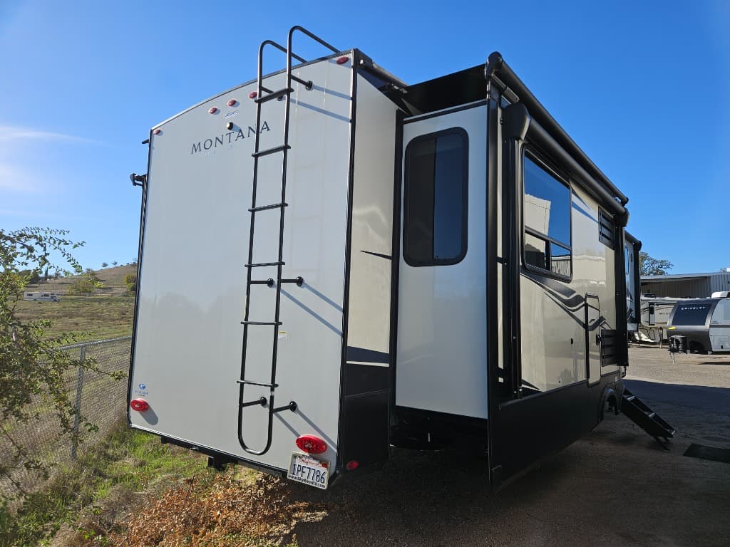 2023 Keystone RV 2023 Keystone RV Montana High Country - thumbnail 3