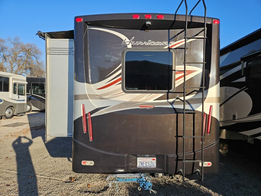 2014 Thor Motor Coach 2014 Thor Motor Coach Hurricane - thumbnail 3