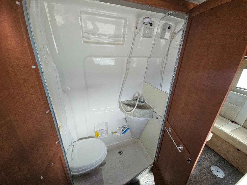 2014 Roadtrek 2014 Roadtrek Adventurous - thumbnail 37