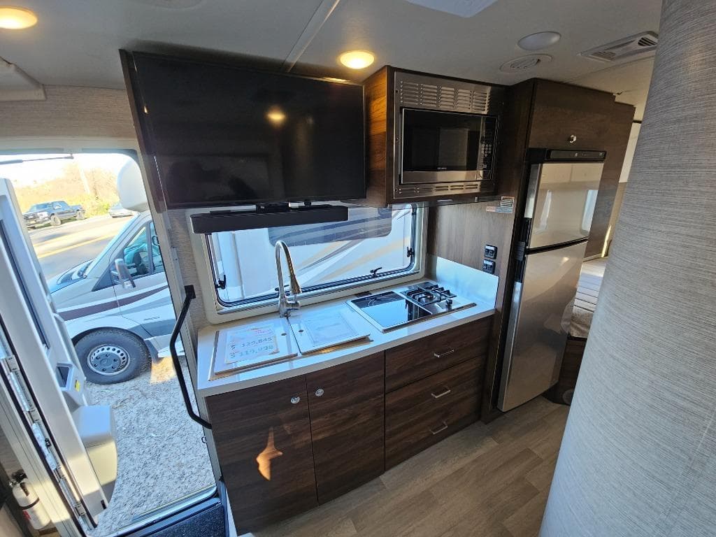 2022 Winnebago 2022 Winnebago View - thumbnail 13