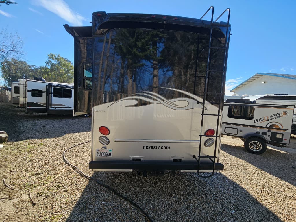 2022 NeXus RV 2022 NeXus RV Wraith - thumbnail 3