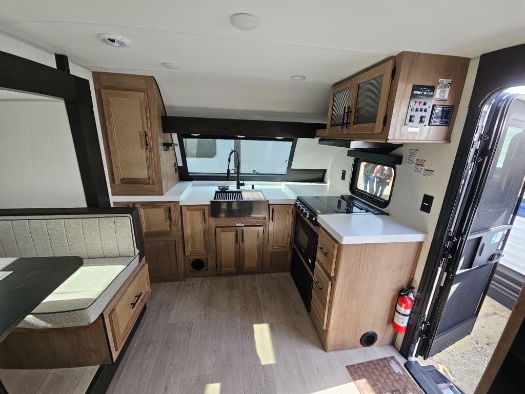 2025 Forest River RV 2025 Forest River RV Cherokee Grey Wolf Black Label - thumbnail 9