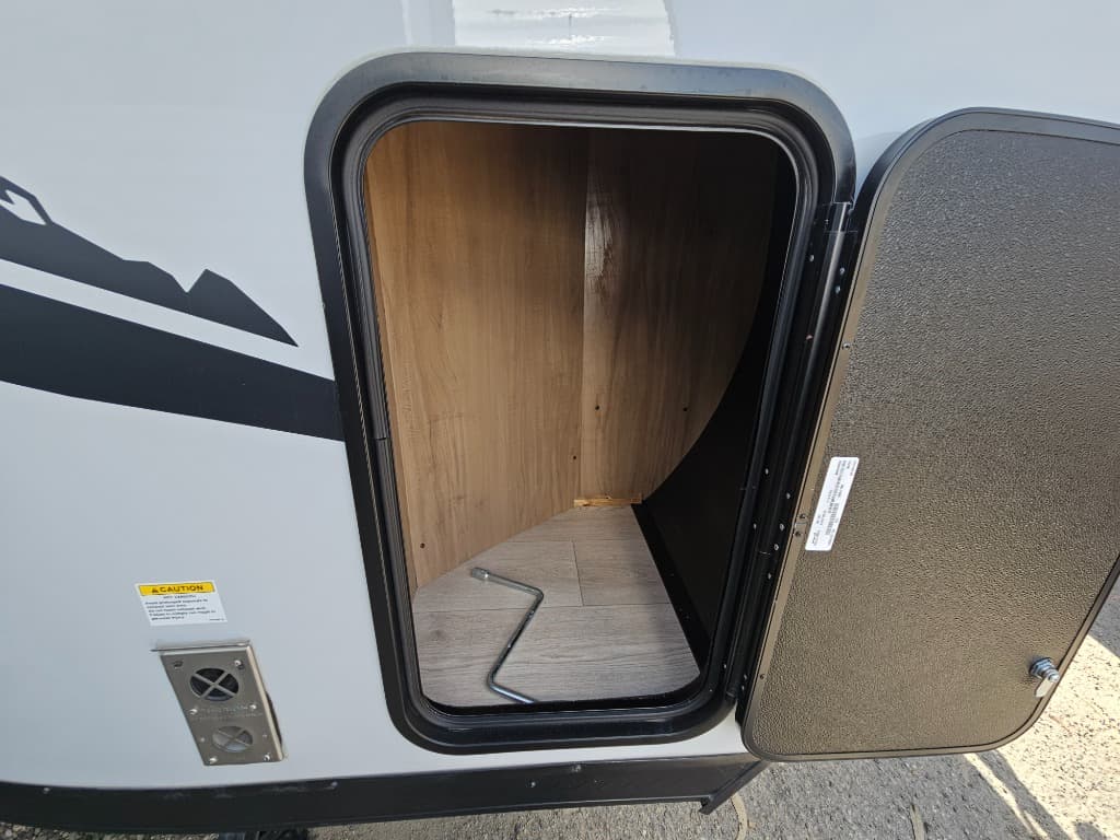 2025 Forest River RV 2025 Forest River RV Cherokee Grey Wolf Black Label - thumbnail 39