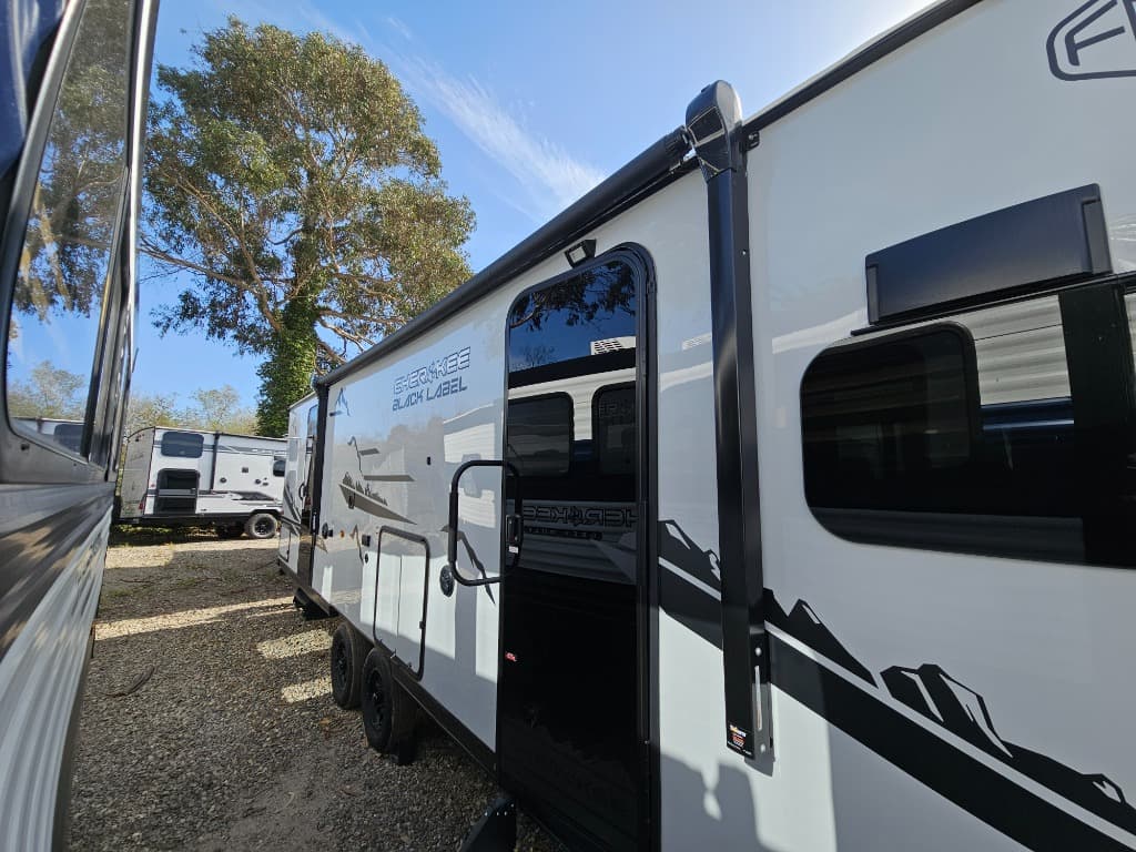 2025 Forest River RV 2025 Forest River RV Cherokee Grey Wolf Black Label - thumbnail 41