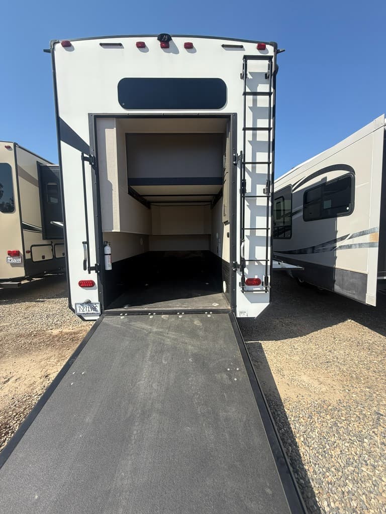 2020 Grand Design 2020 Grand Design Momentum - thumbnail 3