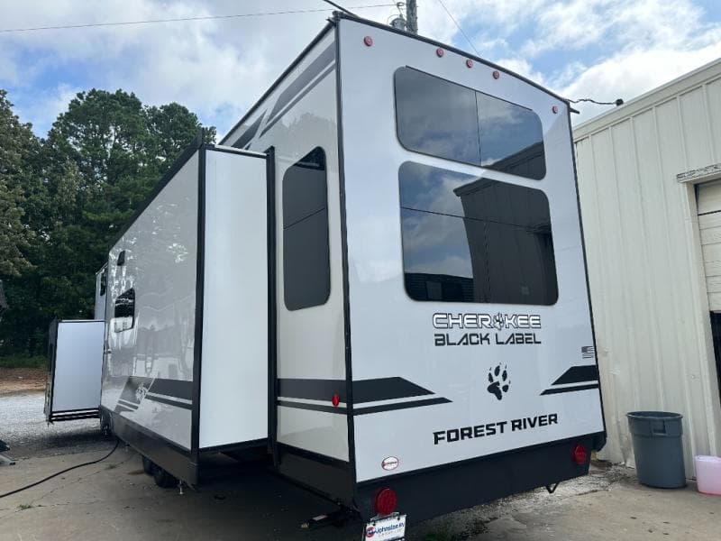2026 Forest River 2026 Forest River Cherokee Timberwolf Black Label - thumbnail 8