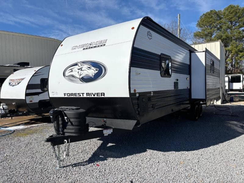 2026 Forest River 2026 Forest River Cherokee Wolf Den - thumbnail 4