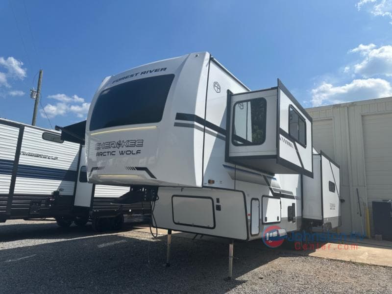 2025 Forest River Cherokee Arctic Wolf Suite 3250SUITE