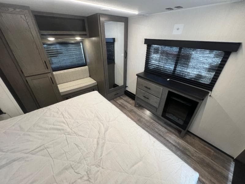 2025 Forest River 2025 Forest River Cherokee Arctic Wolf Suite - thumbnail 18