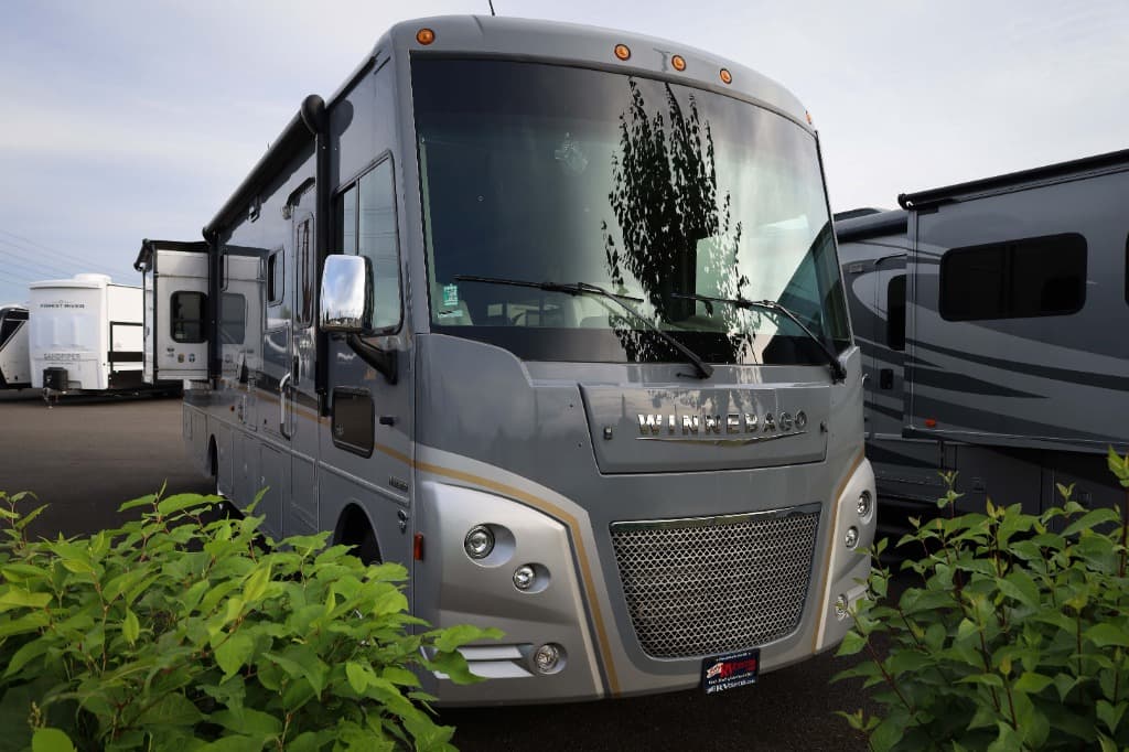 2022 Winnebago Adventurer  2022 Winnebago Adventurer  Series - image 1