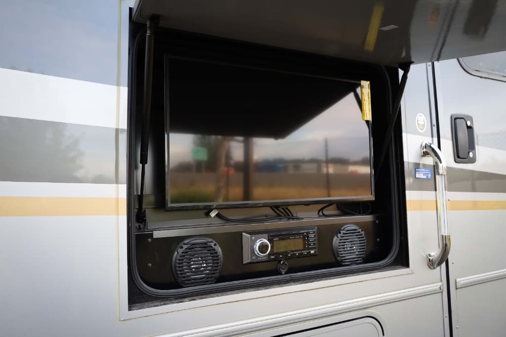 2022 Winnebago Adventurer  2022 Winnebago Adventurer  Series - thumbnail 5