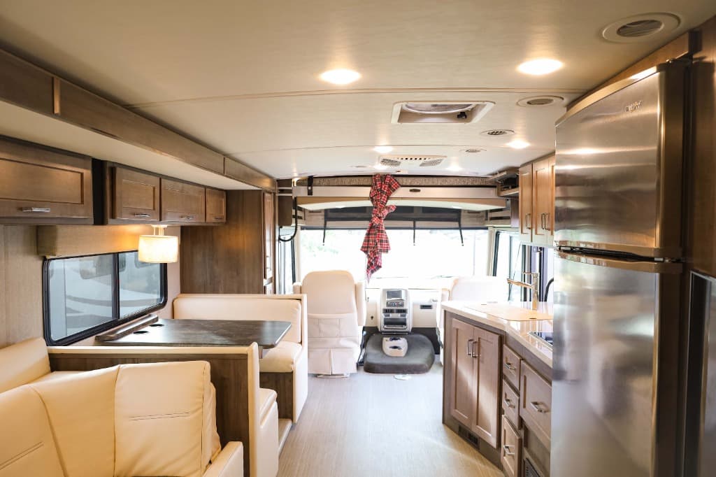 2022 Winnebago Adventurer  2022 Winnebago Adventurer  Series - thumbnail 6