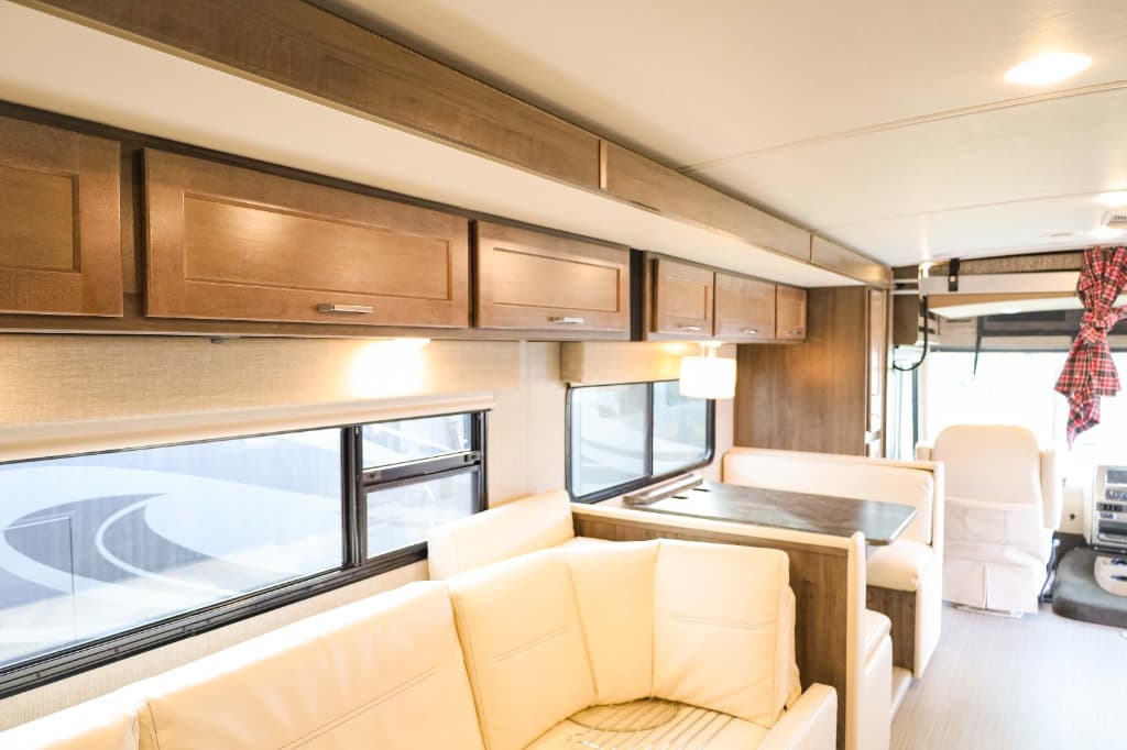 2022 Winnebago Adventurer  2022 Winnebago Adventurer  Series - thumbnail 7
