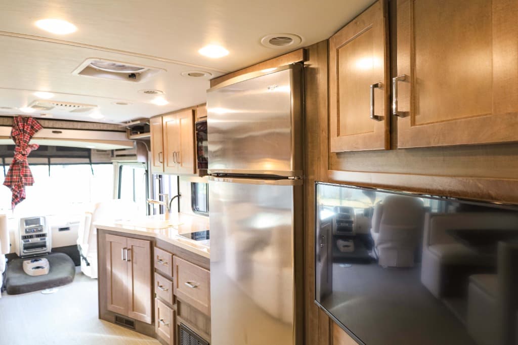 2022 Winnebago Adventurer  2022 Winnebago Adventurer  Series - thumbnail 8