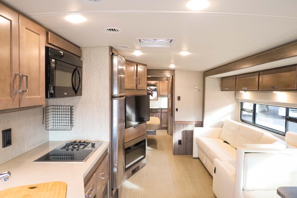 2022 Winnebago Adventurer  2022 Winnebago Adventurer  Series - thumbnail 9