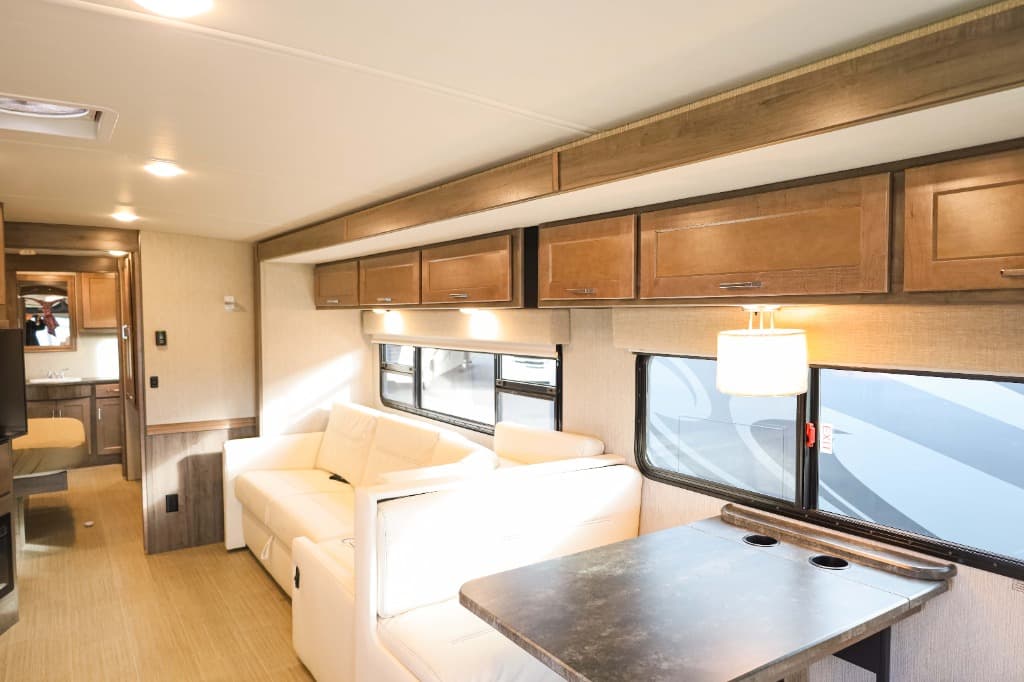 2022 Winnebago Adventurer  2022 Winnebago Adventurer  Series - thumbnail 10